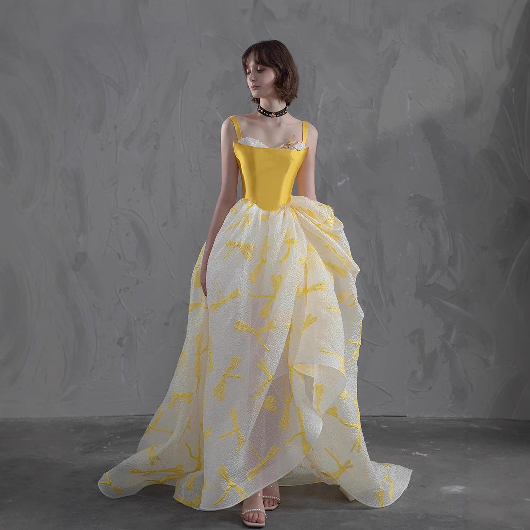 Elegantes gelbes Satin-Obertei – Embroidery Yellow Dress Bewertung und Preis