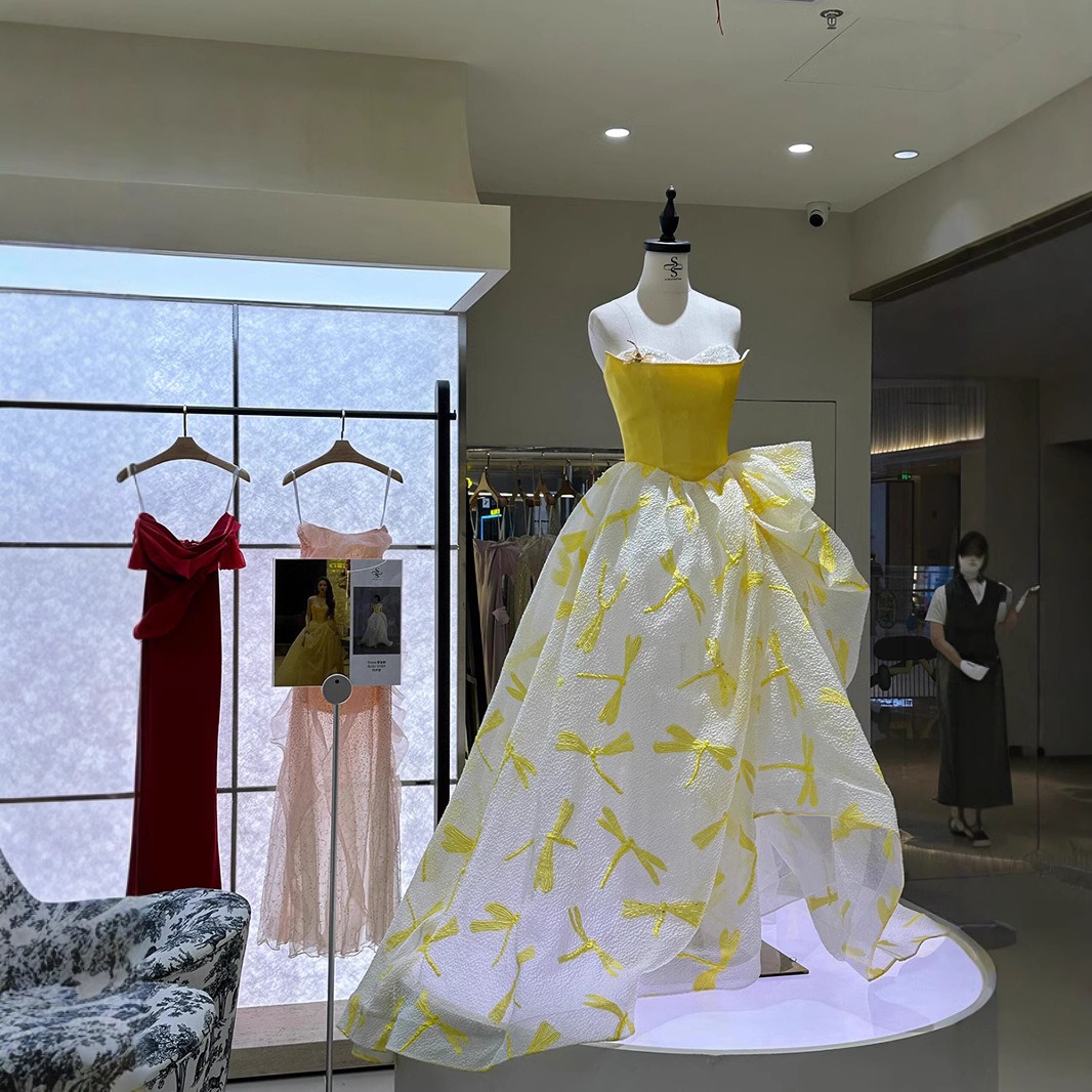Elegantes gelbes Satin-Obertei – Embroidery Yellow Dress Bewertung und Preis